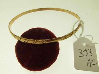 1 bracelet rigide or à décor de filets de perles, bossué 9g AC