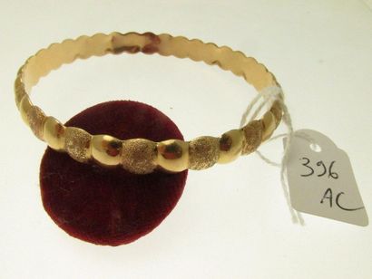 1 bracelet rigide or deux tons à décor perlé, bossué 7,8g AC