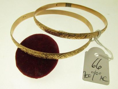 2 bracelets rigides or bas-titre 700°/°° au décor ciselé, au même modèle, traces de soudures, bossués 27,8g AC