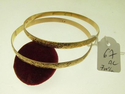 2 bracelets rigides or bas-titre 700°/°° au décor ciselé, au même modèle, traces de soudures, bossués 26,9g AC