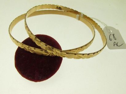2 bracelets rigides or au décor ciselé et mouvementé, au même modèle, bossués 23,2g AC