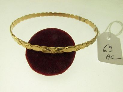 1 bracelet rigide or à décor cisélé et mouvementé, bossué, traces de soudures 12,9g AC