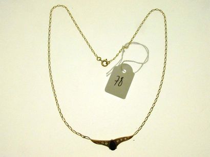 1 collier maille cheval monture or au motif central serti d'un saphir navette et de petits diamants, bossué PB 5,4g