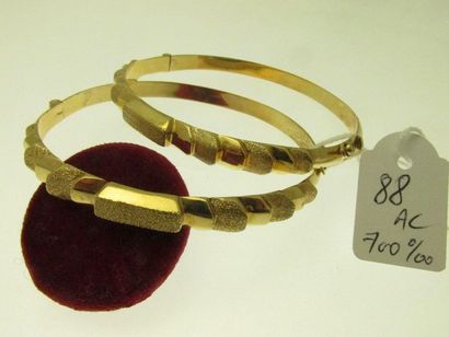2 bracelets rigides ouvrants or bas-titre 700°/°° à décor de gradins polis et amatis, bossués 23,4g AC