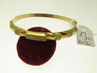 1 bracelet rigide ouvrant or bas-titre 700°/°° à décor gradins  polis et amatis, bossué 12,1g AC