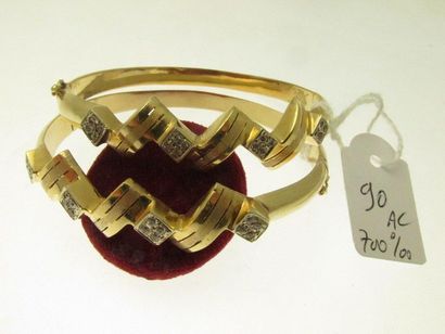 2 bracelets rigides ouvrants montures or bas-titre 700°/°° à décor en V et pavages de pierres, bossués PB 27,2g AC
