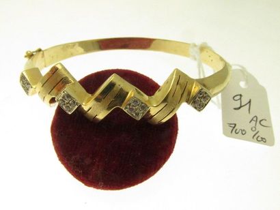 1 bracelet rigide ouvrant monture or bas-titre 700°/°° à décor en V et pavages de pierres, bossué PB 13,2g AC