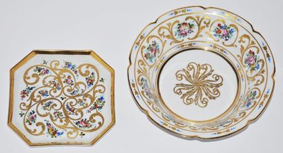null Lot en porcelaine comprenant : trois coupes dont une ajourée à décor de fleurs...