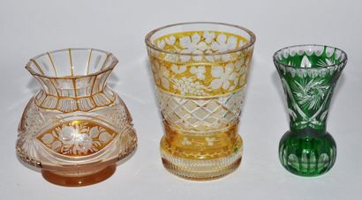 Trois vases en cristal et verre transparents...