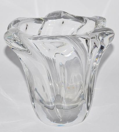 null Daum France vase en cristal transparent à décor de large côtes torses, signé...
