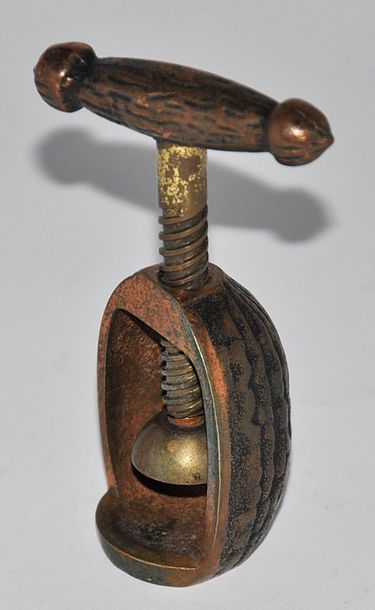 null Casse-noix en bronze en forme de demi-noix, XXème, H fermé : 8 cm, état d’u...