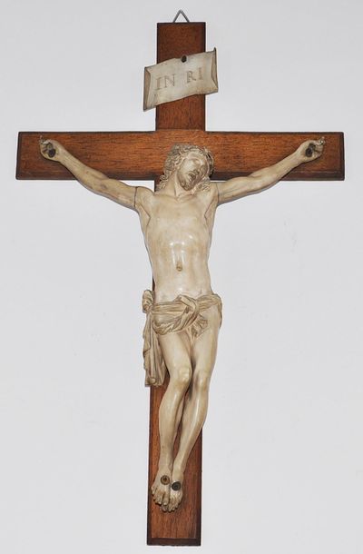 Crucifix en ivoire, le Christ à la couronne...