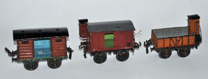 null MÄRKLIN, E : O, lot de voitures et wagons en tôle peintes toit mobile, comprenant,...