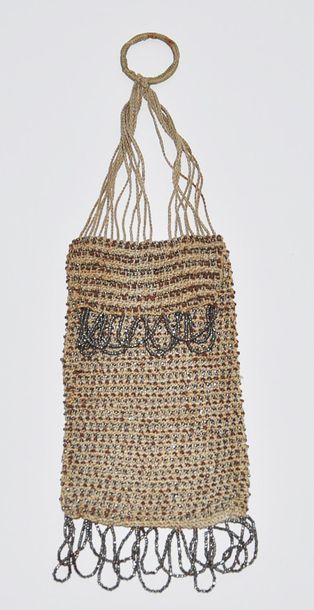 null Small reticule decorated with faceted iron beads, XIXth century, H: 29 cm, W:...