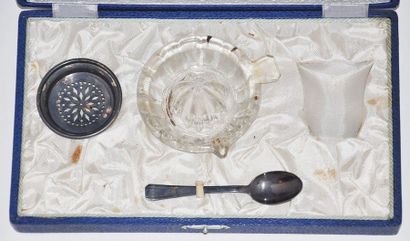 null Box containing a glass lemon squeezer, a silver openwork filter and a cup (missing)...