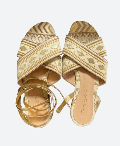  GIANVITO ROSSI. Sandales plates en toile beige à motifs ethniques en surpiqûres...