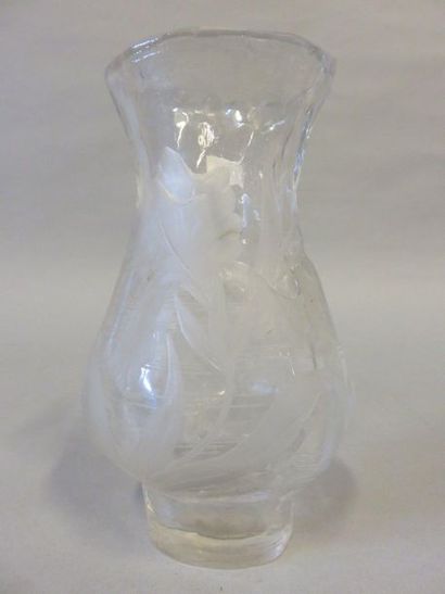null Engraved glass vase with floral decoration (accidents). 17 cm