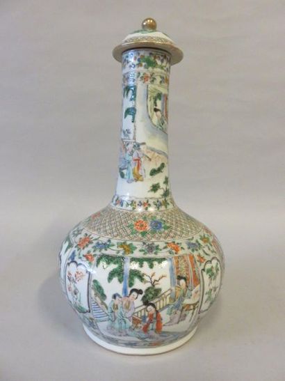 null Covered vase in Chinese porcelain decorated with characters. Accident. 39 c...