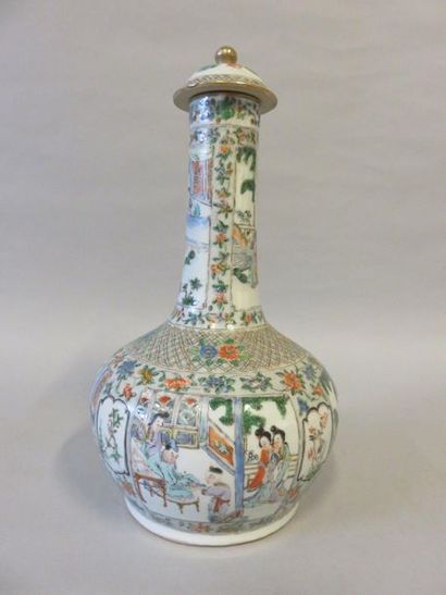 null Covered vase in Chinese porcelain decorated with characters. Accident. 39 c...