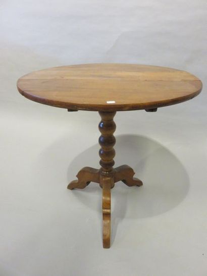 Tablette Small round pedestal table with tilting tray. Tripod foot. 61x59 cm.