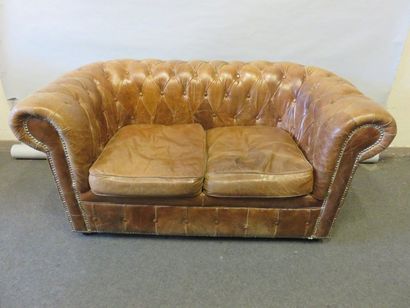 Canapé Brown leather upholstered 2-seater chesterfield sofa. Wooden legs. 80x160x90...