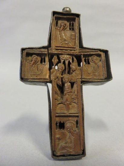 null Croix en buis sculpté, à décor de scènes religieuses et monture en métal. Travail...