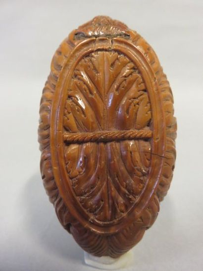 null Oval tobacco box in boxwood carved with foliage. Lid with Napoleon's motif on...