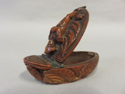 null Oval tobacco box in boxwood carved with foliage. Lid with Napoleon's motif on...