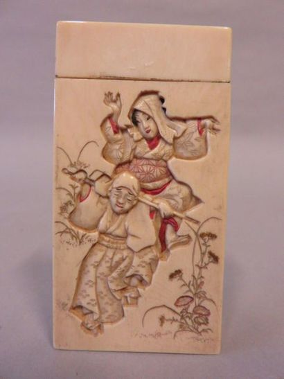 null Ivory case in round polychrome hump, with a pattern of four Chinese. 8.5x4.5...