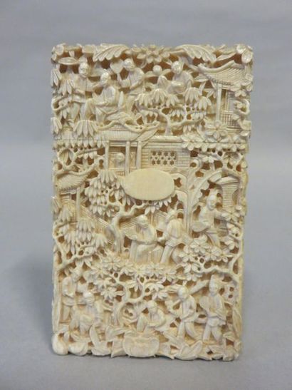 null Bone card case in round bumpy bone, with chinese pattern and pagoda. Accident....