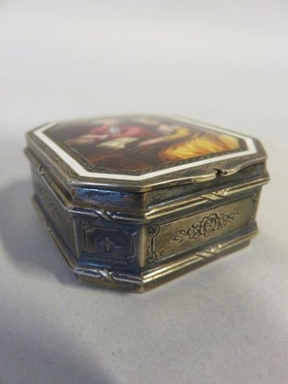 null Small octagonal silver box engraved and vermeil inside. Lid with enamelled decoration...