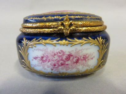 null Petite boite ovale en porcelaine de Sèvres, marquée B, à décor d'amour, femme,...