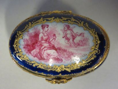 null Petite boite ovale en porcelaine de Sèvres, marquée B, à décor d'amour, femme,...