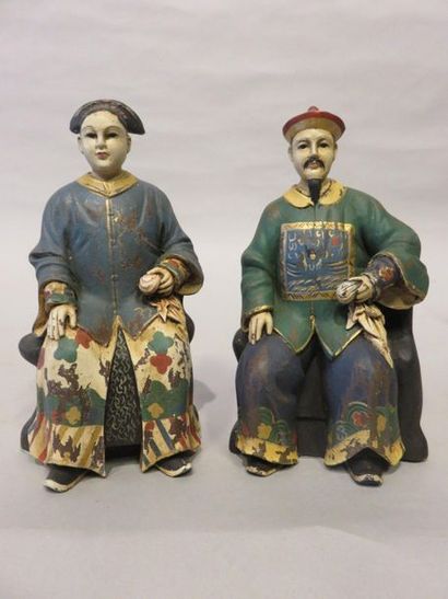 null Deux petites consoles (h: 19 et 22 cm) et deux personnages chinois (h: 20cm)...