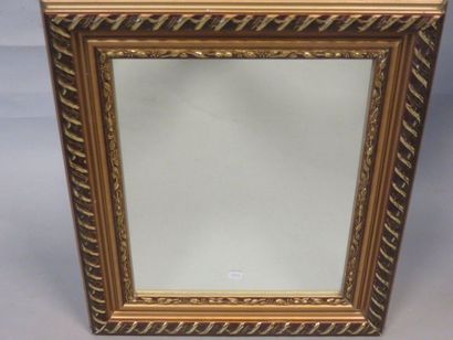 MIROIR Miroir en bois doré. 48x40 cm