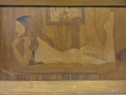R. AUPERT "Femme allongée", panneau en marqueterie. 52x90 cm