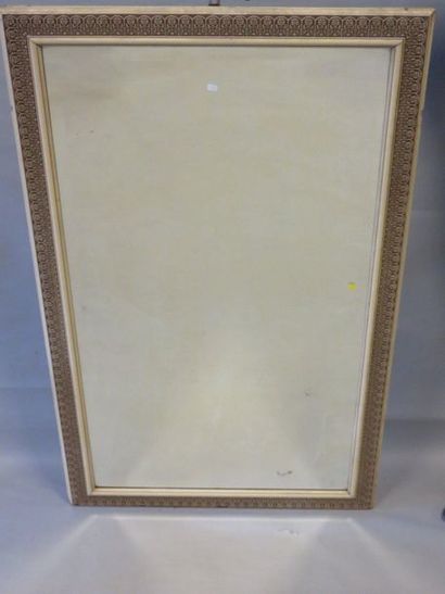 MIROIR Miroir en bois laqué blanc et motifs estampés. 133x79 cm