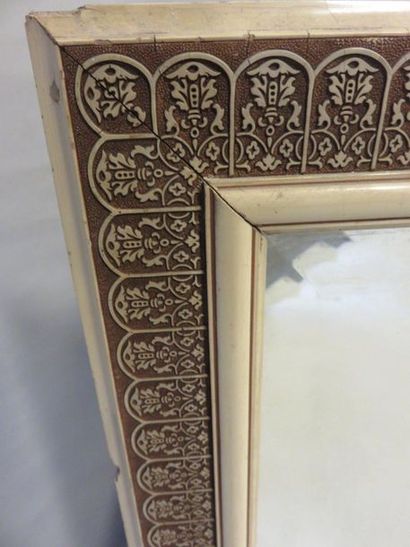 MIROIR Miroir en bois laqué blanc et motifs estampés. 133x79 cm