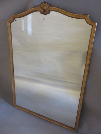 MIROIR Miroir en bois doré orné d'une coquille.130x90 cm