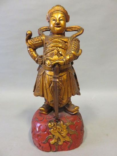 null Guerrier asiatique en bois sculpté et doré. 34,5 cm