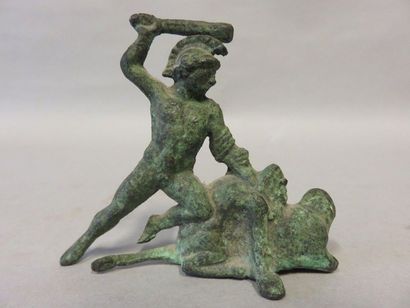null "Guerriers", figurine antique en métal à patine verte. 7,5x8,5 cm