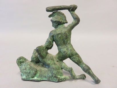 null "Guerriers", figurine antique en métal à patine verte. 7,5x8,5 cm