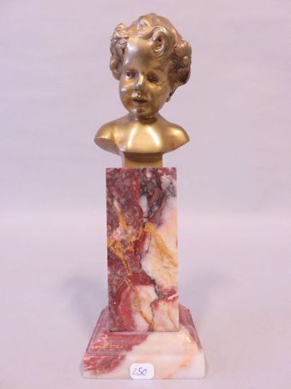 L. SOSSON Buste d'enfant en bronze sur socle en marbre. 21 cm