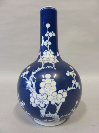 Vase Vase en porcelaine asiatique à décor de branches sur fond bleu marine. 23x14...