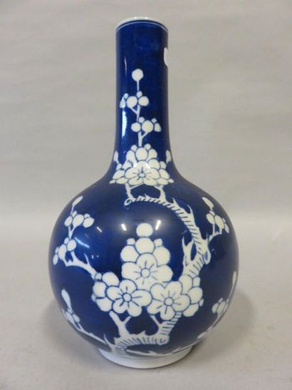 Vase Vase en porcelaine asiatique à décor de branches sur fond bleu marine. 23x14...