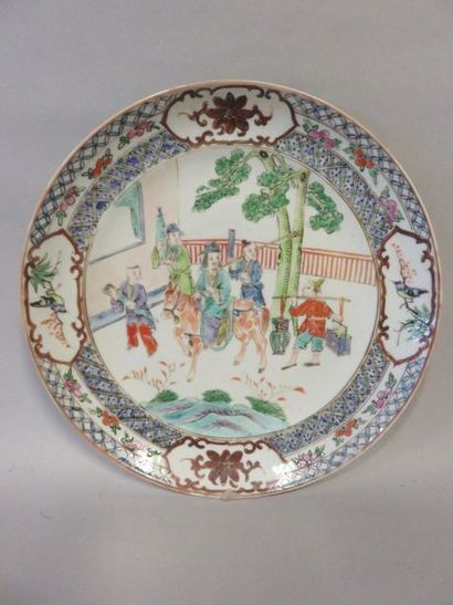 null Une assiette en porcelaine chinoise à décor de cavalier.