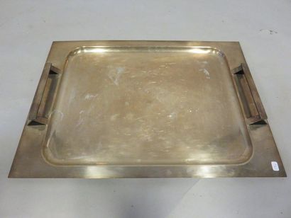 null Un plateau à deux anses en métal argenté. 39x52,5 cm