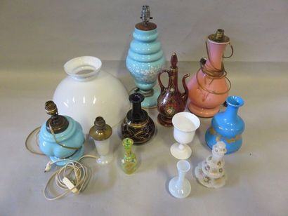 null Deux manettes de lampes, vases, verseuses, flacons, cloche et verre en opaline,...