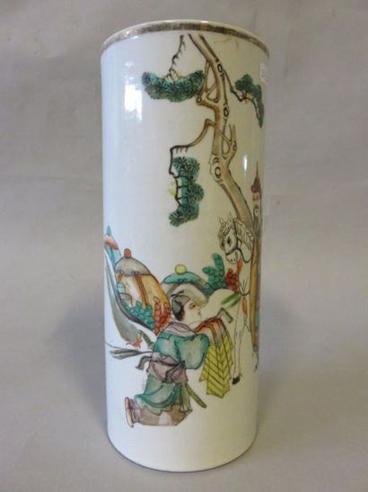 null Vase rouleau en porcelaine chinoise à décor cavaliers. 28x12 cm