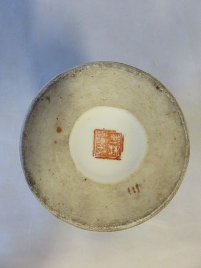 null Vase rouleau en porcelaine chinoise à décor cavaliers. 28x12 cm